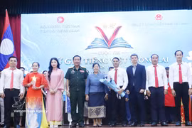 Representantes de la Embajada de Vietnam en Laos y del Ministerio de Defensa de Laos entregan el premio del tercer lugar al equipo ganador de la competencia. Foto: VNA