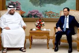 El vicepremier de Vietnam Bui Thanh Son (derecha) y el ministro de Inversiones de los EAU, Mohamed Alsuwaidi (Fuente: VNA)