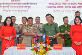 La Policía de Tay Ninh y el Departamento de Policía Provincial de Svay Rieng Camboya firmaron un memorando de cooperación (Fuente: VNA)