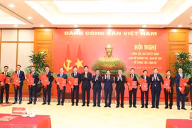El miembro del Buró Político y permanente del Secretariado del Comité Central del Partido Comunista de Vietnam, Tran Cam Tu, felicita a sus colegas por sus nuevos nombramientos. Foto: VNA