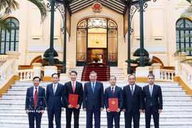 El secretario general del Partido Comunista de Vietnam y presidente del país, To Lam, preside una ceremonia para hacer efectivas las decisiones de nombramiento de dos embajadores vietnamitas en el extranjero (Fuente: VNA)