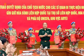 El coronel general Le Quang Dao presenta la Decisión del Presidente del Estado y la Decisión del Ministro de Defensa Nacional por las que se designa a oficiales del Ejército Popular de Vietnam para participar en misiones de mantenimiento de la paz de las Naciones Unidas. Foto: daibieunhandan.vn
