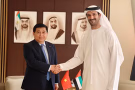 El viceprimer ministro de Vietnam Nguyen Chi Dung (izquierda) y el ministro de Economía, Abdulla Bin Touq Al Marri