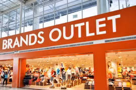 Foto ilustrada: Los outlets son establecimientos que concentran múltiples marcas y permiten a fabricantes o distribuidores vender directamente al consumidor a precios acordes con este modelo.