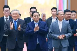 El primer ministro vietnamita, Pham Minh Chinh (centro) presidió hoy una reunión del Comité Permanente del Gobierno con las pequeñas y medianas empresas (Fuente: VNA)