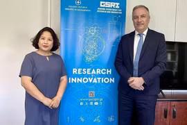 La embajadora de Vietnam en Grecia, Pham Thi Thu Huong y el viceministro griego de Investigación e Innovación, dependiente del Ministerio de Desarrollo, Stavros Kalafatis (Fuente: VNA)
