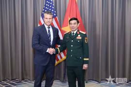 El general Phan Van Giang y el secretario de Guerra Pete Hegseth (Foto: qdnd.vn)