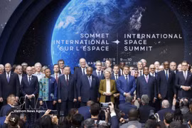 El secretario general del Partido Comunista de Vietnam y presidente del país, To Lam, y líderes de otros países asisten a la sesión oficial de la Cumbre Espacial. Foto: VNA