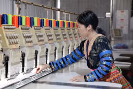 Gracias al acceso a préstamos preferenciales, Mua Thi La, una mujer de la minoría étnica Mong de la aldea de Ban My A, invierte en la apertura de un taller de confección de trajes étnicos tradicionales, creando ingresos estables y escapando gradualmente de la pobreza de forma sostenible. Foto: VNA