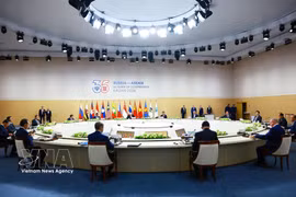 El primer ministro Le Minh Hung y los jefes de delegación de los países que participan en la Cumbre del 35.º Aniversario de la ASEAN-Rusia trabajan en la integración euroasiática. Foto: VNA