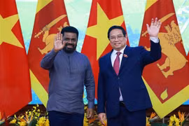El primer ministro de Vietnam, Pham Minh Chinh (derecha) recibe al presidente de Sri Lanka, Anura Kumara Disanayaka (Fuente: VNA)