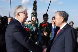El Presidente de Kazajstán, Kassym-Jomart Tokayev, recibe al secretario general del Partido Comunista de Vietnam, To Lam en el Aeropuerto Internacional Nursultan Nazarbayev, en la capital Astana. (Foto: VNA)