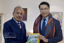 El encargado de negocios de Vietnam, Pham Binh Dam, y el viceprimer ministro timorense, Francisco Kalbuadi Lay (Fuente: VNA)
