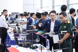 Los delegados visitan los stands de la exposición durante la ceremonia de anuncio de las 3 Redes Estratégicas de Innovación de la Industria Tecnológica el 25 de agosto de 2025. (Foto: VNA)