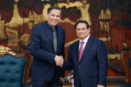 El primer ministro vietnamita, Pham Minh Chinh (derecha) recibe a Klaus Zellmer, presidente del Grupo Skoda Auto (Fuente: VNA)
