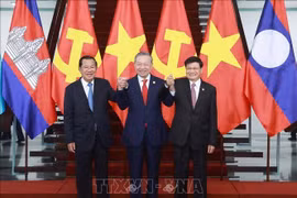 El secretario general del Partido Comunista de Vietnam, To Lam (centro) sostiene una reunión de alto nivel con el presidente del Partido Popular de Camboya y titular del Senado del país vecino, Hun Sen (izquierda) y el secretario general del Partido Popular Revolucionario y presidente de Laos, Thongloun Sisoulith (Fuente: VNA)