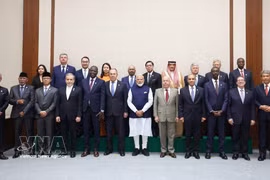 La viceministra de Asuntos Exteriores de Vietnam, Nguyen Minh Hang, posa para una foto grupal de ministros y viceministros de los países miembros y socios de los BRICS que asisten a la conferencia. Foto: VNA