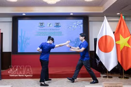 Una estudiante japonesa de vovinam demuestra cómo defenderse de diversos métodos de ataque. (Foto: VNA)