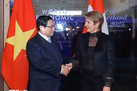 El premier vietnamita, Pham Minh Chinh, se reúne con la presidenta suiza, Karin Keller-Sutter, en el marco de su participación en la 55ª Reunión Anual del Foro Económico Mundial (WEF) en Davos (Suiza), el 21 de enero de 2025. (Foto: VNA)