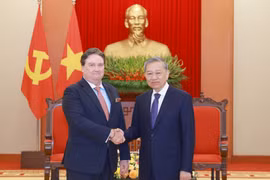 El secretario general del Partido Comunista de Vietnam, To Lam (derecha) recibe al embajador estadounidense en Hanoi, Marc Knapper (Fuente: VNA)
