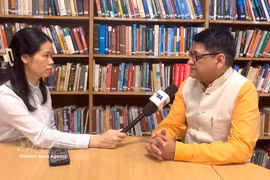 El profesor Harsh V. Pant, vicepresidente de la organización Observer Research Foundation responde a reporteros de la VNA (Fuente: VNA)