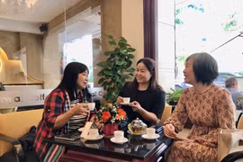 Los turistas disfrutan del té. El té vietnamita está difundiendo cada vez más su sabor e identidad cultural (Fuente: VNA)
