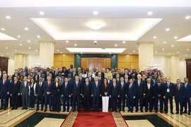 El secretario general del Partido Comunista de Vietnam, To Lam, posa una foto con los jefes de delegación (Fuente: VNA)