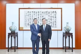 El embajador de Vietnam en China, Pham Thanh Binh, y el presidente del CCPIT, Ren Hongbin (Fuente: VNA)