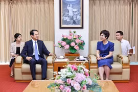 La directora general de la Agencia Vietnamita de Noticias (VNA), Vu Viet Trang, recibe al embajador de Beijing en Hanoi, He Wei, y a representantes de la Embajada china (Fuente: VNA)