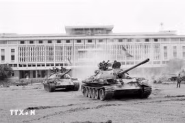 En la mañana del 30 de abril de 1975, cientos de tanques y vehículos blindados avanzaron hacia el Palacio Presidencial del gobierno títere de Saigón, liberando esta urbe. (Foto: VNA)