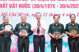 Líder partidista dialoga con veteranos participantes en la Campaña de Ho Chi Minh