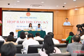 El subdirector del Departamento de Desarrollo de Mercados Extranjeros y Comercio Multilateral, Ngo Chung Khanh, habla en la cita (Fuente: Ministerio de Industria y Comercio de Vietnam)