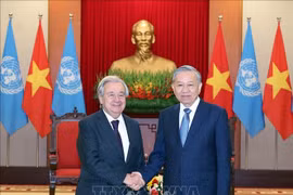 El secretario general del Partido Comunista de Vietnam, To Lam (derecha) recibe al secretario general de la ONU, António Guterres (Fuente: VNA)
