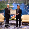 La provincia de Quang Ninh entrega obsequio a la delegación del Partido del Trabajo (PT) de México. (Foto: VNA)