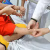 Niño con enfermedad de mano-pie-boca (Foto: VNA)
