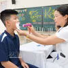 Exámenes médicos gratuitos para niños en Hanoi antes del nuevo año escolar (Foto: VNA)