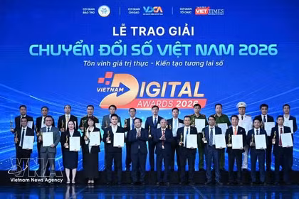 Representantes de organizaciones y particulares reciben los premios Vietnam Digital Awards 2026 (Foto: VNA)