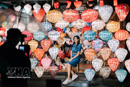 De una artesanía tradicional vinculada al casco antiguo de Hoi An, los farolillos se han convertido en uno de los símbolos más reconocibles de este destino turístico. (Foto: VNA)