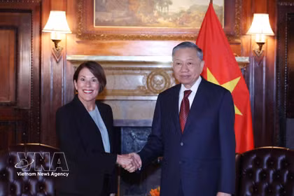 El secretario general del Partido Comunista de Vietnam (PCV) y presidente de la República, To Lam, y la profesora Sarah Anne Soule, decana de la Escuela de Postgrado de Negocios de la Universidad de Stanford. (Fuente: VNA)