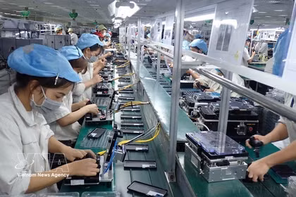 Trabajadores ensamblan componentes de teléfonos en la empresa Handanbi Vina, en el Parque Industrial de Diem Thuy, provincia de Thai Nguyen. (Foto: VNA)