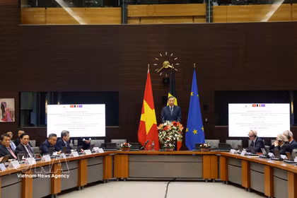 El secretario general del Partido Comunista y presidente de Vietnam, To Lam, pronuncia discurso en el Instituto Real de Relaciones Internacionales Egmont. (Fuente: VNA)