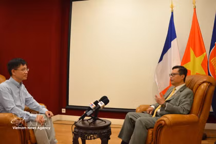 El embajador de Vietnam en Francia, Trinh Duc Hai, conversa con el corresponsal de la Agencia Vietnamita de Noticias en París, antes de la visita oficial a Francia del secretario general del Partido y presidente de la República, To Lam. Foto: VNA