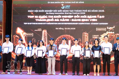 El Comité Popular de Da Nang entrega premios a los 10 mejores proyectos del Concurso de Innovación y Emprendimiento, categoría de estudiantes, en el marco de SURF 2026. (Foto: VNA)