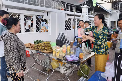 La cooperativa de la provincia de Ca Mau, en coordinación con el periódico y la emisora de radio y televisión de Ca Mau, organiza una feria de productos OCOP, combinando la venta presencial con transmisiones en directo para promocionar y comercializar en línea productos típicos y especialidades locales de la provincia. (VNA)
