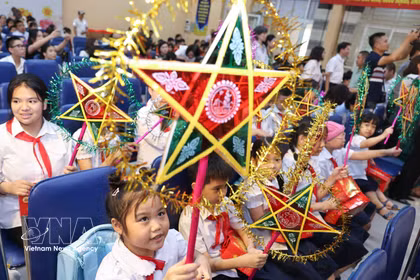 Ambiente festivo y cálido en la celebración del Festival del Medio Otoño entre los alumnos de los centros educativos especializados de Hanoi. (Fuente: VNA) 