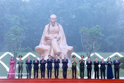 El secretario general del Partido y presidente del Estado, To Lam, y los delegados en la ceremonia de inauguración del monumento "El Tío Ho con el Festival Nacional". Foto: VNA 