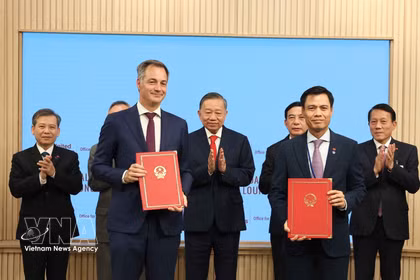 El secretario general del Partido y presidente de la República, To Lam, junto con funcionarios vietnamitas, presencia el intercambio de documentos de cooperación entre Vietnam y las Naciones Unidas en Nueva York, el 22 de septiembre de 2026. (Foto: VNA)
