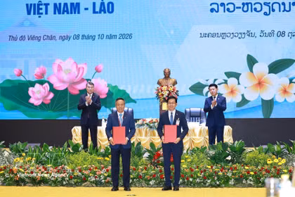 El primer ministro de Vietnam, Le Minh Hung, y su homólogo de Laos, Saleumxay Kommasith, presencian la entrega de certificados de inversión y la firma de acuerdos de cooperación en materia de inversión entre empresas de ambos países. Foto: VNA.