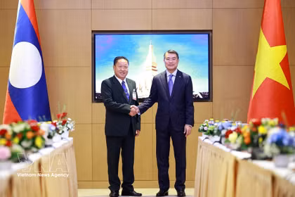 El primer ministro Le Minh Hung (derecha) y el vicepresidente del Frente de Laos para la Construcción Nacional (LFNC), Laopaoxong Navongxay. Foto: VNA.