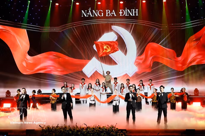 El programa artístico y político “El sol de Ba Dinh”. (Foto: VNA)